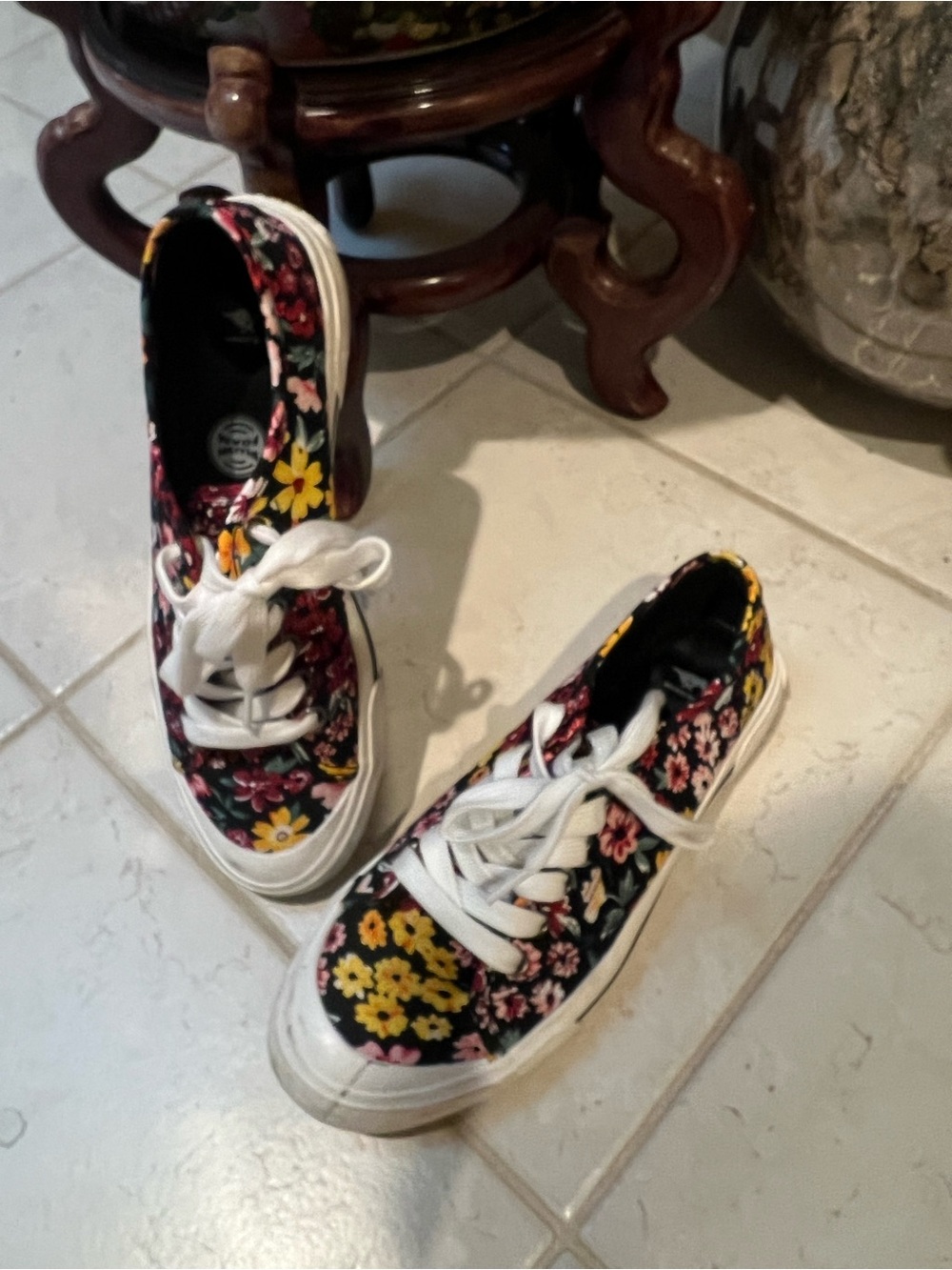 Rocket Dog Sneakers-Multi-Colored Flowers and White Laces Size: Women 9.5 EUC